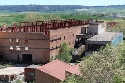 Obras paralizadas del futuro palacio de congresos en el edifico que ocupó una tejera en el barrio del Cristo de la capital palentina.