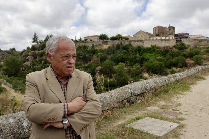 El consejero de Cultura, Turismo y Deporte, Gonzalo Santonja, visita la muralla de Ledesma