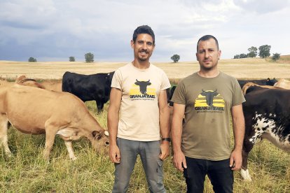 Andrés Gómez Cuadrado posa con su socio, Mario Hernando en Zael (Burgos).