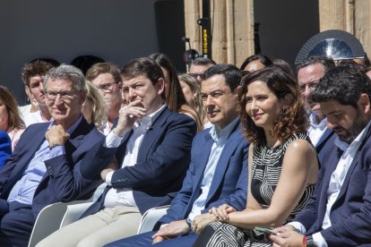 Alberto Núñez Feijóo, Alfonso Fernández Mañueco, Juanma Moreno, Isabel Díaz Ayuso y López Miras ayer en Salamanca