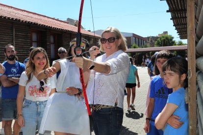 La consejera de Familia e Igualdad de Oportunidades, Isabel Blanco, visita a los participantes del Campamento Multiaventura de 'Red Activa' de Palencia