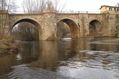 El río Carrión a su paso por un puente de Palencia, imagen de archivo