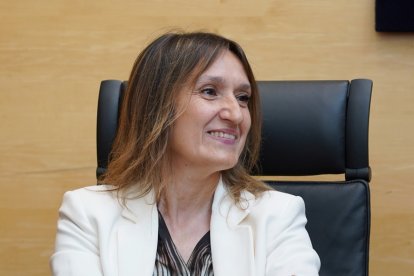 La consejera de Educación, Rocío Lucas, informa a las Cortes sobre el grado de cumplimiento de los objetivos de su departamento para la legislatura.