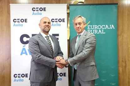 El presidente de Eurocaja Rural, Javier López Martín, y el presidente de la patronal abulense, Diego Díez López, firman un convenio para impulsar el desarrollo económico y social de la provincia