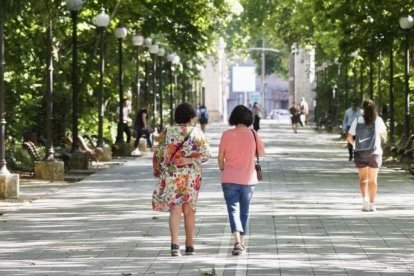 Personas protegiéndose del calor en una imagen de archivo