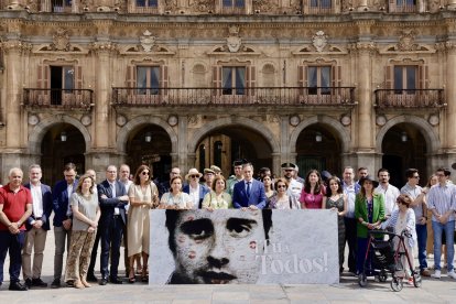 El alcalde de Salamanca, Carlos García Carbayo, junto a miembros de la Corporación municipal, participa en acto contra el terrorismo y a favor de las víctimas, con motivo del XXVII Aniversario del secuestro y asesinato de Miguel Ángel Blanco, bajo el lema Tú y todos.