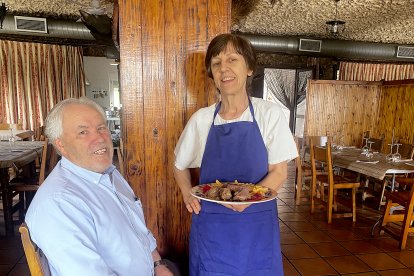 Leoncio y Hortensia, en el comedor del mesón asador Las Rocas.