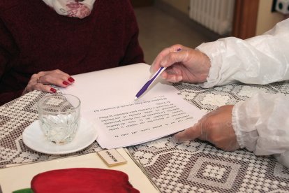 Una paciente con Alzheimer recibe la ayuda de una especialista en su domicilio, imagen de archivo