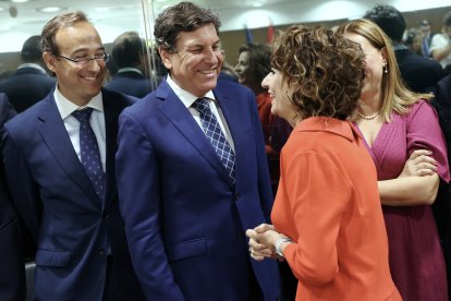 El consejero de Economía y Hacienda, Carlos Fernández Carriedo, junto a la vicepresidenta primera del Gobierno y ministra de Hacienda, María Jesús Montero