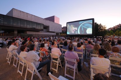 Proyección de la película 'El discurso del Rey' en la explanada de las Cortes