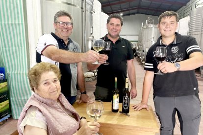 Mari Luz Miranda, junto a sus hijos Fernando y Roberto García y a su nieto Diego, en la bodega familiar