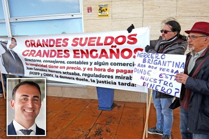 Manifestación contra el grupo empresarial y en la foto pequeña Juan González