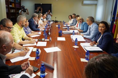 Reunión entre la nueva consejera de Empleo, Leticia García, y los agentes sociales.