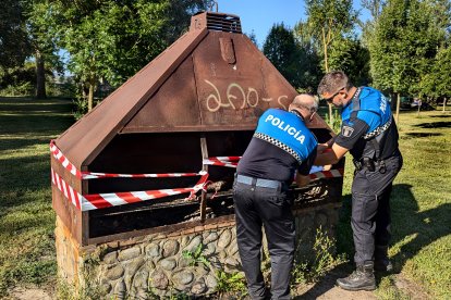 La Policía Local de Ciudad Rodrigo precinta una barbacoa por el riesgo de incendios