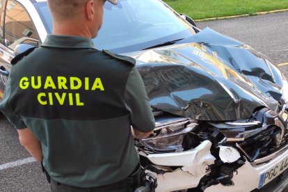 Estado en el que quedó el vehículo de la Guardia Civil tras el incidente.