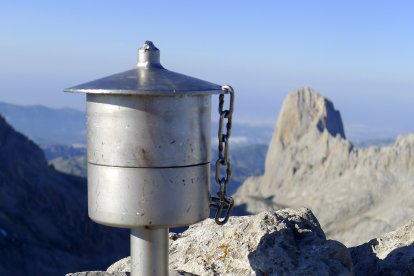 Buzón de cumbre del pico Tesorero, con el Naranjo de Bulnes al fondo