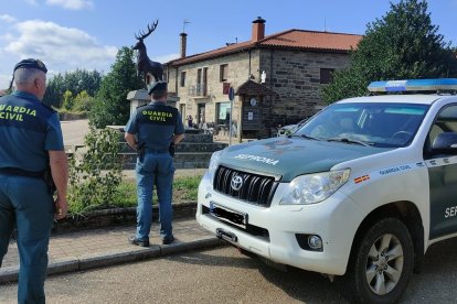 Agentes del SEPRONA en Villardeciervos (Zamora)