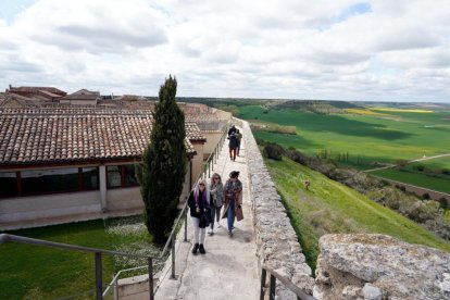 Turistas paseando por la muralla de Ureña