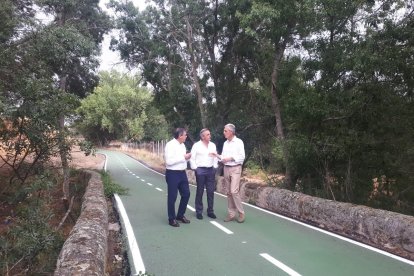 El viceconsejero de Transformación Digital, Luis Enrique Ortega Arnaiz, y el director general de Carreteras e Infraestructuras, Jesús Félix Puerta García, junto el delegado territorial de la Junta en Ávila, José Francisco Hernández Herrero.