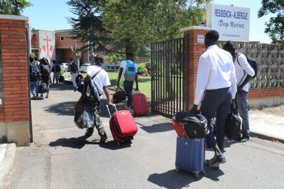 Llegada de 90 subsaharianos al centro Barnabitas, gestionado por la orden San Juan de Dios, son adultos de Mali y Senegal