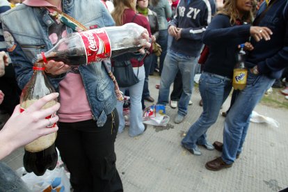 Unos jóvenes en un 'botellón' en Valladolid, en una imagen de archivo