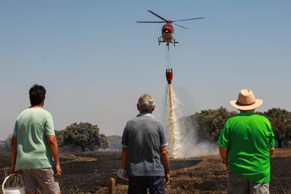 Trabajos de extinción del incendio en Campillo de Azaba