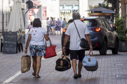 Turistas caminan por una de las calles de Valladolid