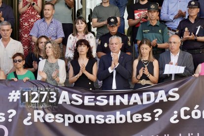 Celebración de un minuto de silencio ante la Delegación del Gobierno de Castilla y León.