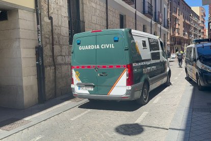 Furgón de la Guardia Civil que transportaba a Juan Carlos S. M. desde el juzgado hasta la cárcel.