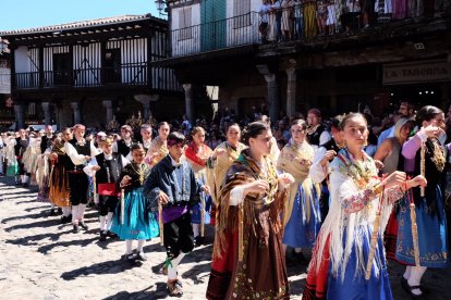 Ofertorio y bailes en la festividad de la Virgen de la Asunción en La Alberca.