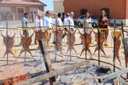 La consejera de Agricultura, Ganadería y Desarrollo Rural, María González Corral, asiste a las IV Jornadas del Lechazo Asado a la Estacas en Sotobañado y Priorato(Palencia)