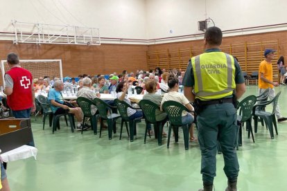 La Guardia Civil evacúa a los habitantes de la localidad de Sejas de Aliste (Zamora) por el incendio originado en Trabazos