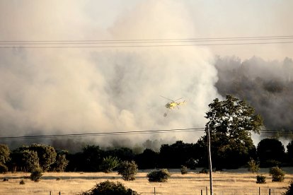 Uno de los diez helicópteros e hidroaviones utilizados en el operativo de extinción del incendio de Trabazos, en la provincia de Zamora.