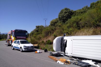 Lugar del accidente que ha requerido la actuación de los bomberos de Ponferrada. - AYUNT PONFERRADA
El Servicio Municipal de Bomberos del Ayuntamiento de Ponferrada ha rescatado este lunes a un hombre de 41 años que sufrió un accidente de tráfico y quedó en el interior de su furgoneta en la carretera LE-751, a la altura del municipio de Fabero (León).
SOCIEDAD
AYUNT PONFERRADA