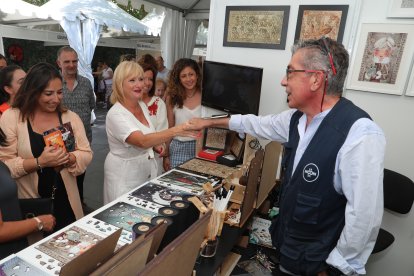 La consejera de Industria, Comercio y Empleo, Leticia García, en la Feria de Artesanía de Palencia