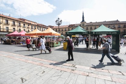 Primera jornada de reapertura del mercado de frutas y verduras de la Plaza Mayor de León