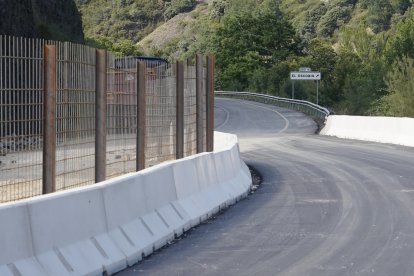 Carril abierto en la carretera CL-631 en la localidad de Páramo del Sil (León), después del derrumbe de una ladera.