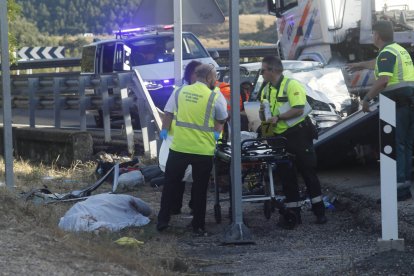 Los equipos sanitarios y de emergencias, en el accidente de la N-630 en La Pola de Gordón en León