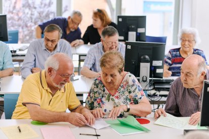 Personas mayores participando en los talleres