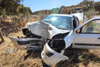 Herida una mujer tras empotrar su coche contra una encina en Carpio de Azaba (Salamanca)