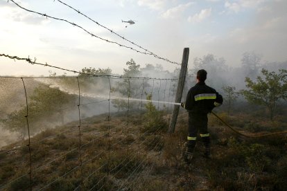 Un bombero apagando las llamas en una imagen de archivo