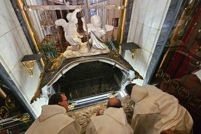 Primera fase del estudio del sepulcro y las reliquias de Santa Teresa de Jesús, en Alba de Tormes (Salamanca).