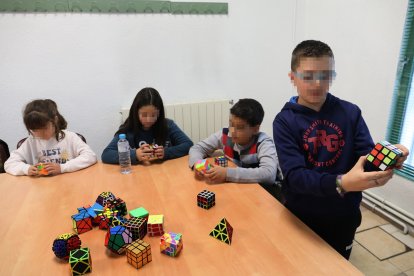 Niños con altas capacidades juegan con cubos de Rubik