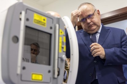 El consejero de Sanidad, Alejandro Vázquez, visita el nuevo equipo de radiología puesto en marcha en el Centro de Atención Primaria San Juan de Salamanca.