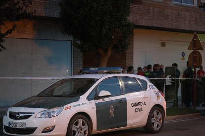 Guardias civiles delante del portal del inmueble donde una mujer ha sido apuñalada en Venta de Baños (Palencia) tras una discusión familiar.