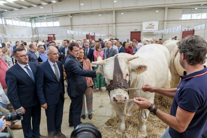 El presidente de la Junta en la inauguración de la Feria del Sector Agropecuario Salamaq 2024. JUNTA