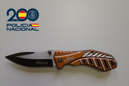 Cuchillo con el que iba armado el detenido