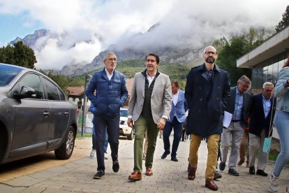 El consejero de Medio Ambiente y el secretario de Estado Hugo Morán, en el Centro de Visitantes del Parque Nacional de Picos de Europa, con el subdelegado del Gobierno, Héctor Alaiz y el presidente de la Diputación, Gerardo Álvarez