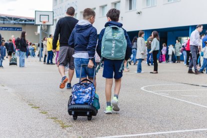 Alumnos en el primer día de vuelta a las aulas, en una imagen de un colegio de Soria.