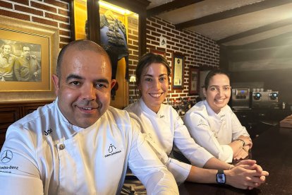 José Antonio, junto a las cocineras Sara y Cristina, en el restaurante Casa Pacheco.